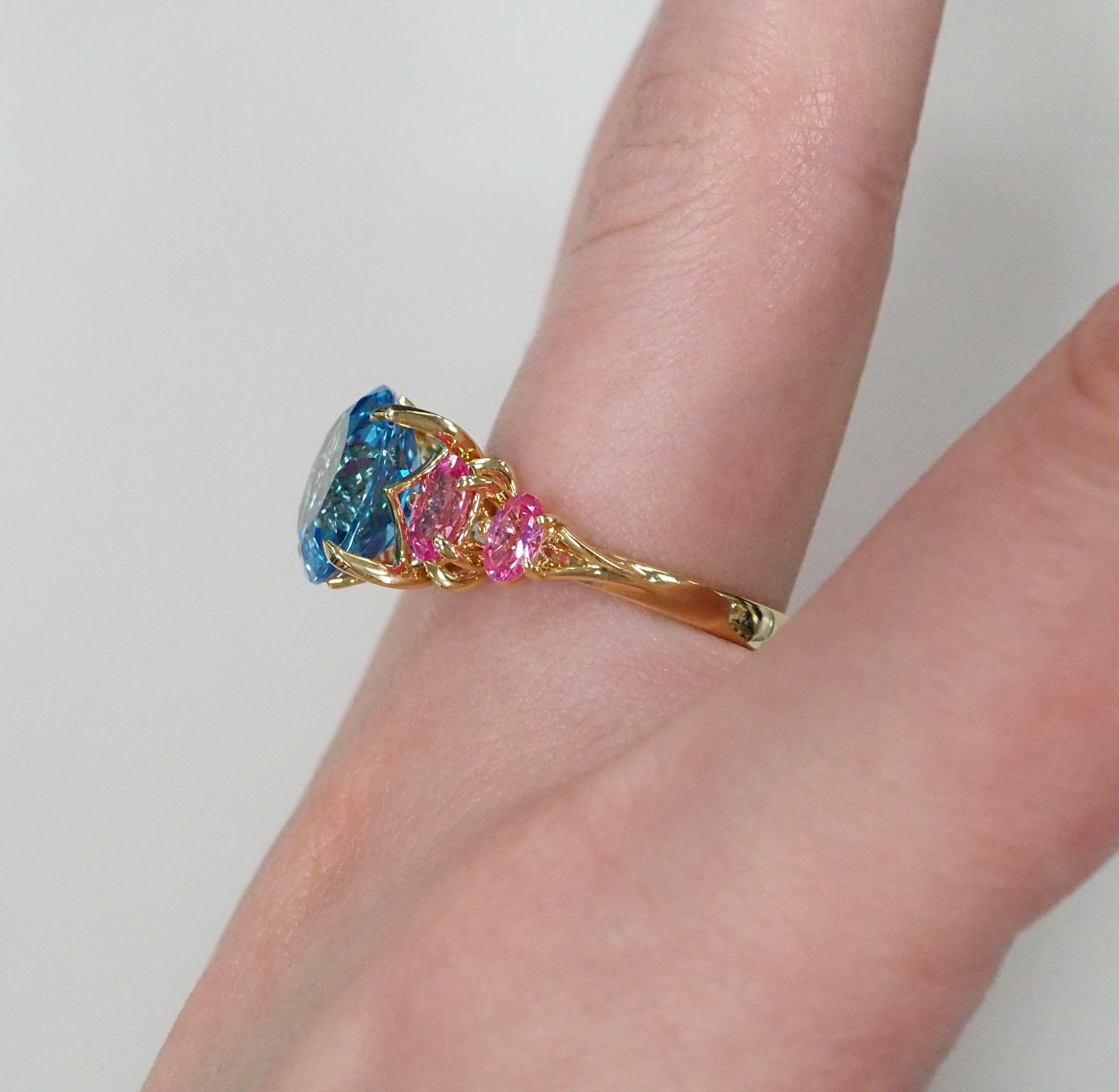 Кольцо из желтого золота с топазом и розовой шпинелью